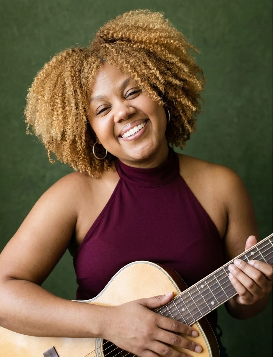 Adriele Ferreira sorrindo com seu instrumento